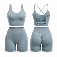 Top y short gris verdoso