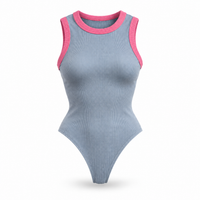 Gris con ribete rosa