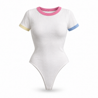 Blanco con ribetes de colores